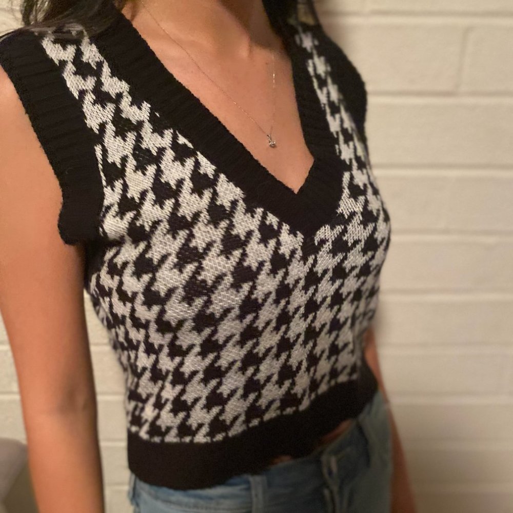 J for Justify Women's Black and White Cropped Sweater Vest